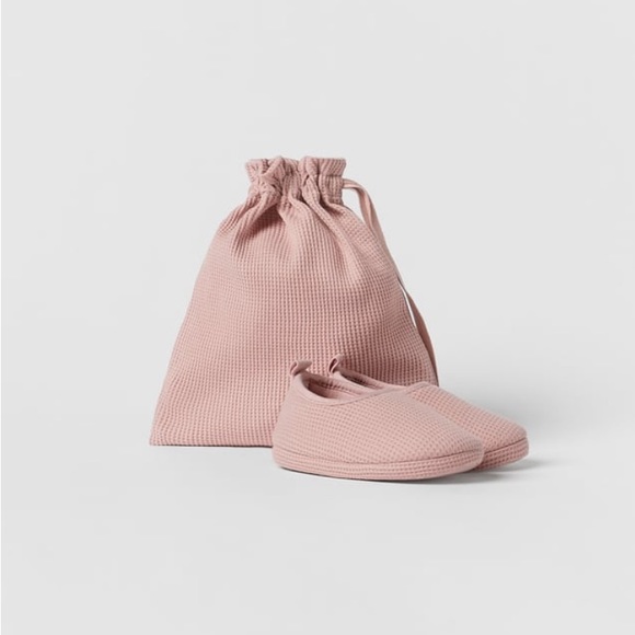NWT Zara Size 12 toddler pink waffle knit slippers with matching bag - Picture 1 of 6